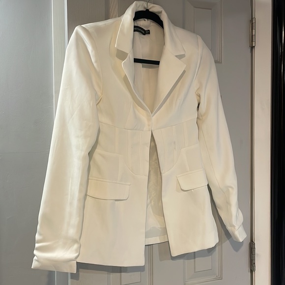 Pretty little thing, white, fitted, blazer with light shoulder padding - Picture 2 of 9